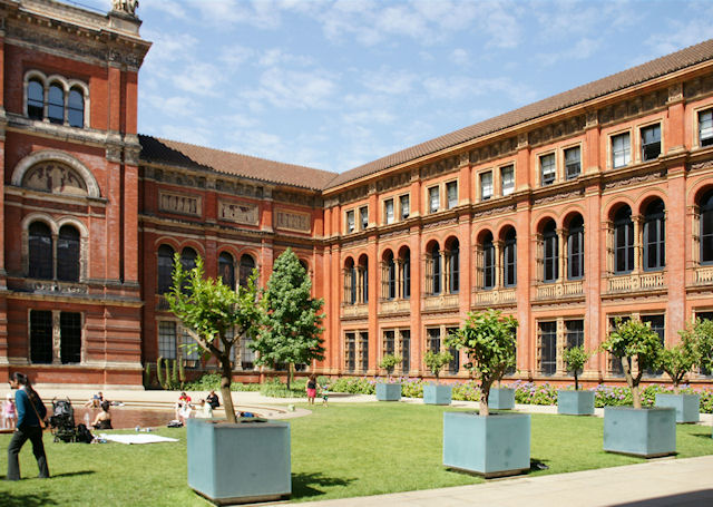 A_Victoria_and_Albert_Museum-London_England