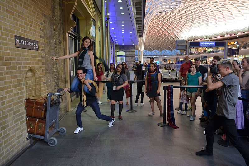 Harry Potter i Peron 9 i 3/4 na King’s Cross w Londynie