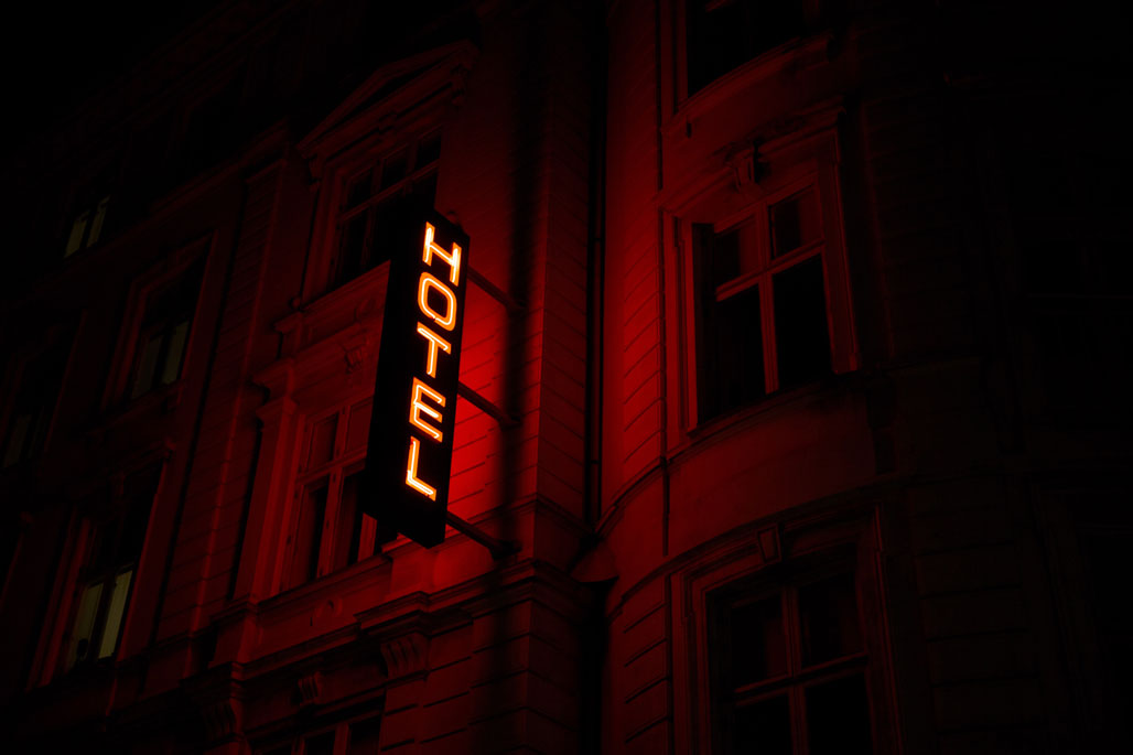 Hotele blisko lotniska w Warszawie: kiedy warto je wybrać?